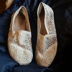 Tom's Ivory lace flats